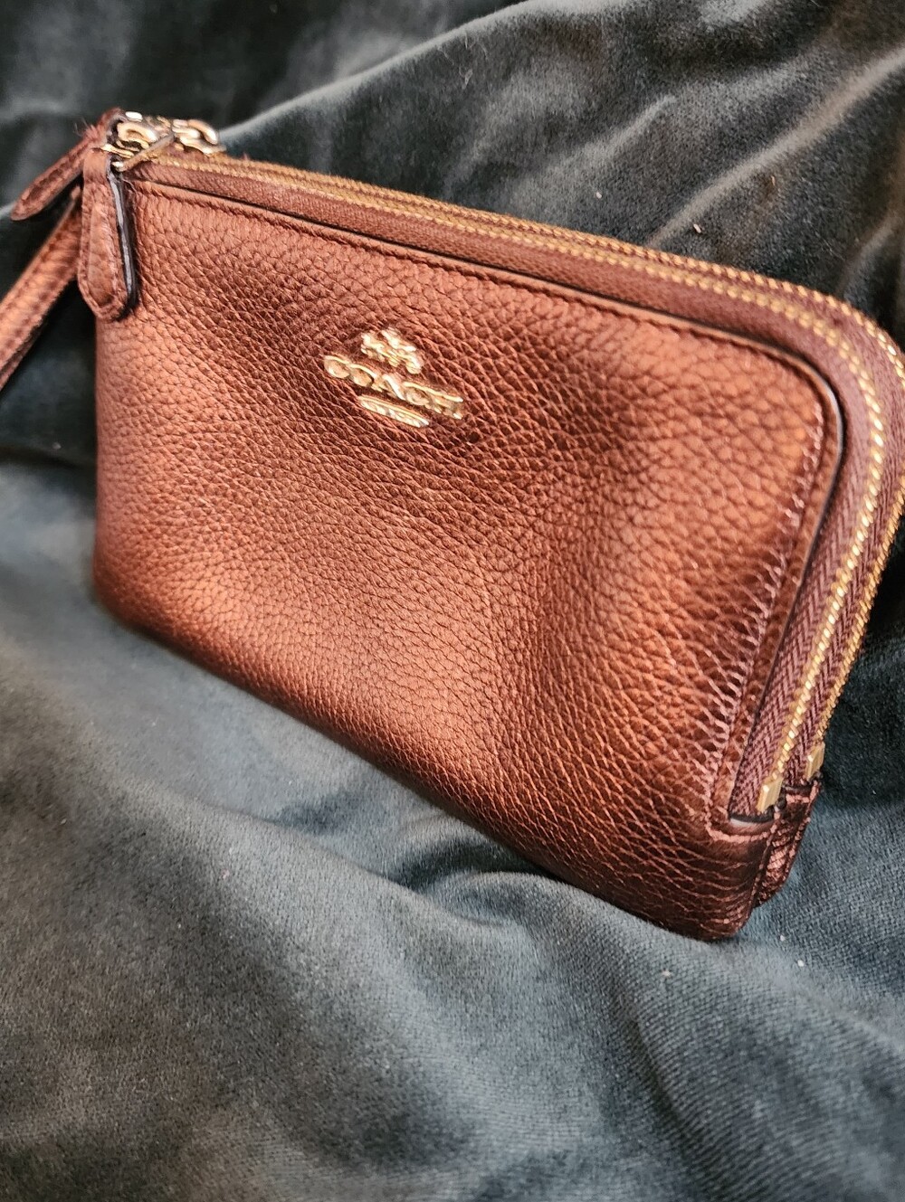 COACH Pebbled Leather Double Corner Zip Bag Bronze/Brown WristletThis is a lit